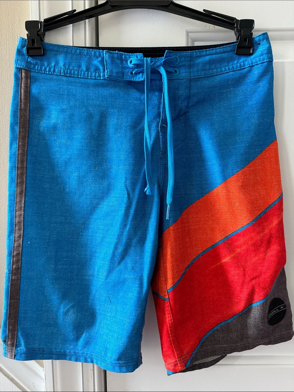O’Neill Men's Blue & Red Colorblock Swim Shorts